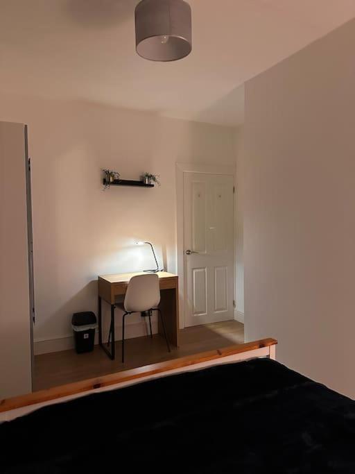 런던 Manor Court 아파트 외부 사진