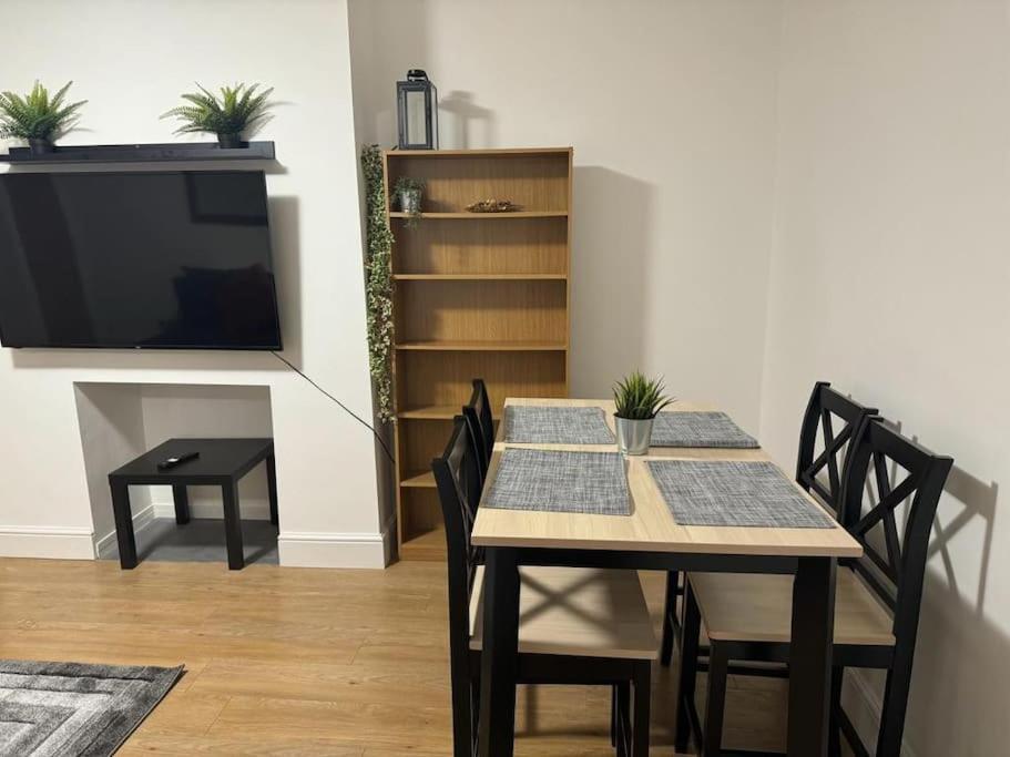 런던 Manor Court 아파트 외부 사진